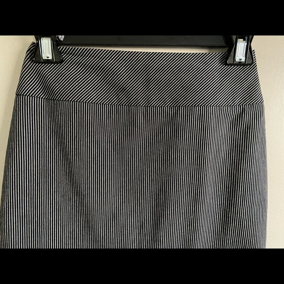 Smart Set Lined and Striped Pencil Skirt size 1 - Picture 2 of 7
